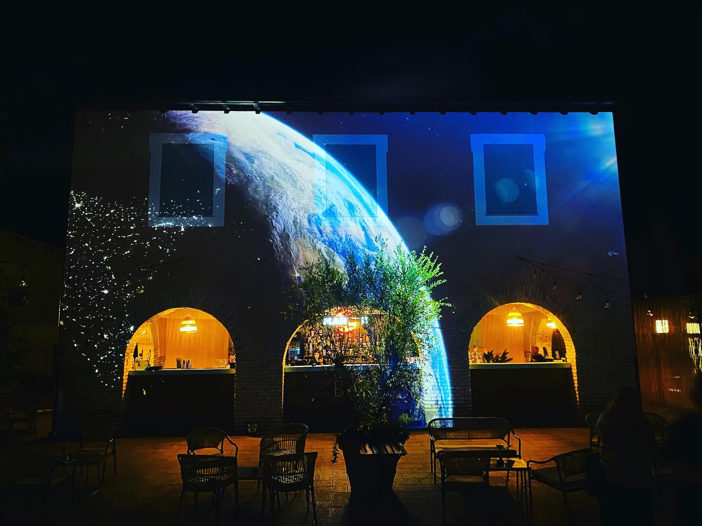 Video mapping architetturale, proiezione della Terra su una facciata