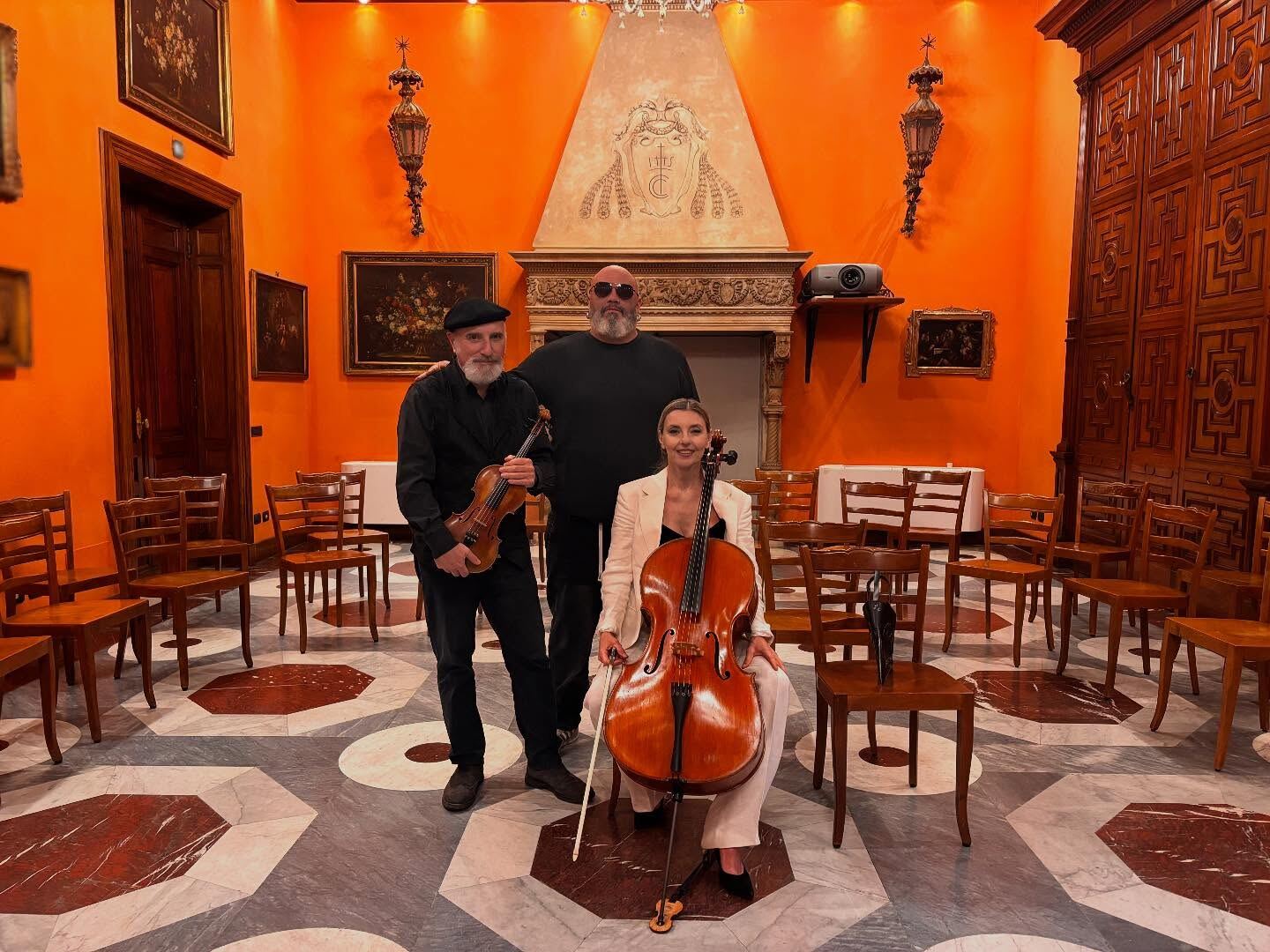 Musicisti dal vivo, violino e violoncello, in sala storica