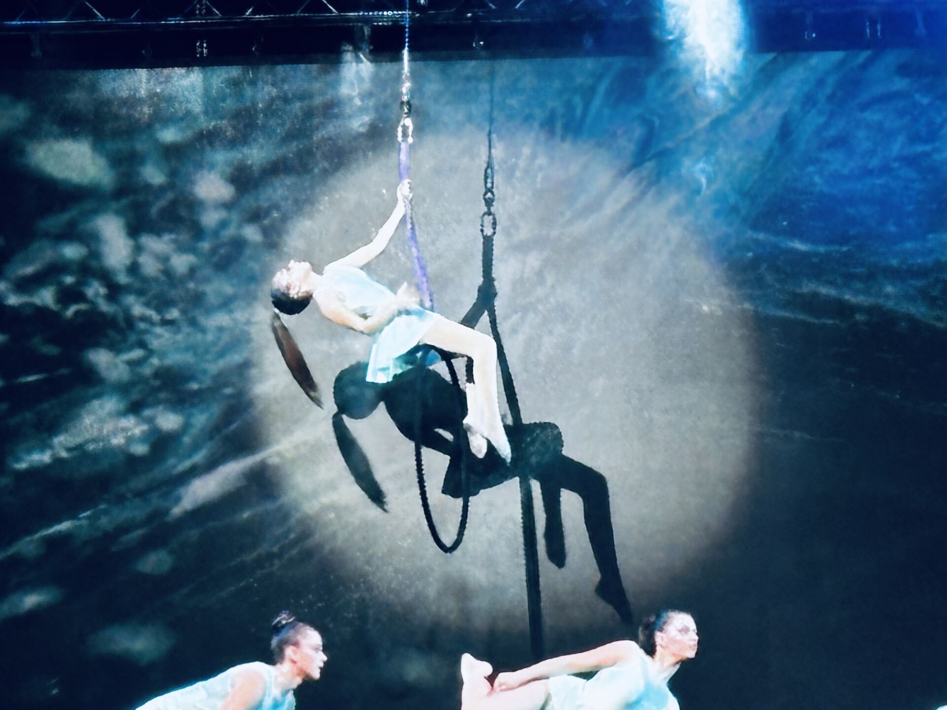 Coreografia teatrale in bianco e nero